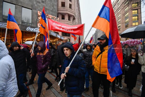 Բողոքի ակցիայի մասնակիցները Հայաստանում ՄԱԿ–ի գրասենյակ են շարժվում - Sputnik Արմենիա