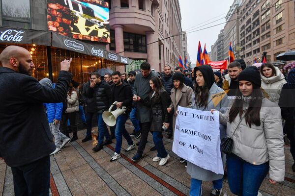Բողոքի ակցիայի մասնակիցները Հայաստանում ՄԱԿ–ի գրասենյակ են շարժվում - Sputnik Արմենիա