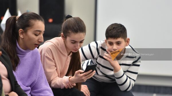 Оставшиеся в Армении дети из Степанакерта в ожидании разблокировки Лачинского коридора  - Sputnik Армения