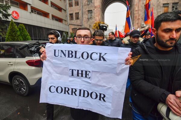 Шествие активистов в поддержку разблокировки Арцаха к зданию ООН (13 декабря 2022). Еревaн - Sputnik Армения