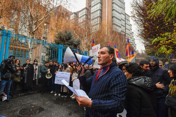 Шествие активистов в поддержку разблокировки Арцаха к зданию ООН (13 декабря 2022). Еревaн - Sputnik Армения