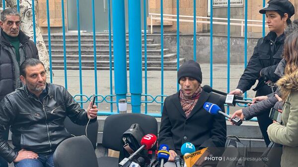 Артак Бегларян общается с прессой на акции протеста у здания офиса ООН (14 декабря 2022). Еревaн - Sputnik Армения
