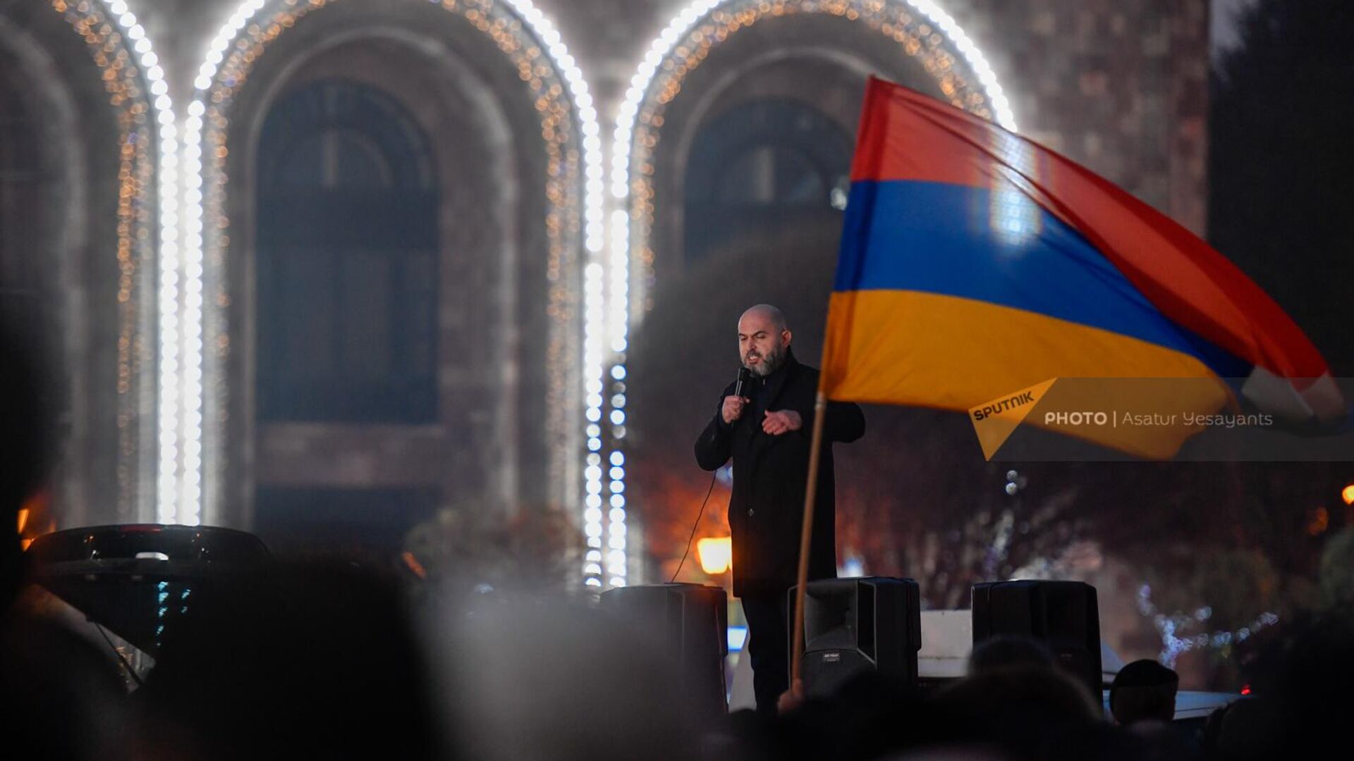 Армен Ашотян выступает на площади Республики во время акции протеста у Дома правительства (14 декабря 2022). Еревaн - Sputnik Армения, 1920, 14.12.2022