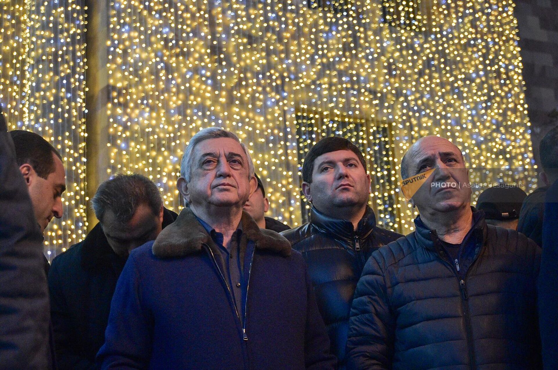 Серж Саргсян на площади Республики во время акции протеста у Дома правительства (14 декабря 2022). Еревaн - Sputnik Армения, 1920, 14.12.2022