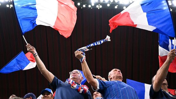 Болельщики сборной Франции размахивают флаги перед полуфинальным матчем чемпионата мира по футболу 2022 между сборными Франции и Марокко (14 декабря 2022). Аль-Хоре - Sputnik Армения