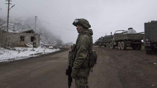 Блокпост российских миротворцев на дороге из Степанакерта в Горис - Sputnik Армения