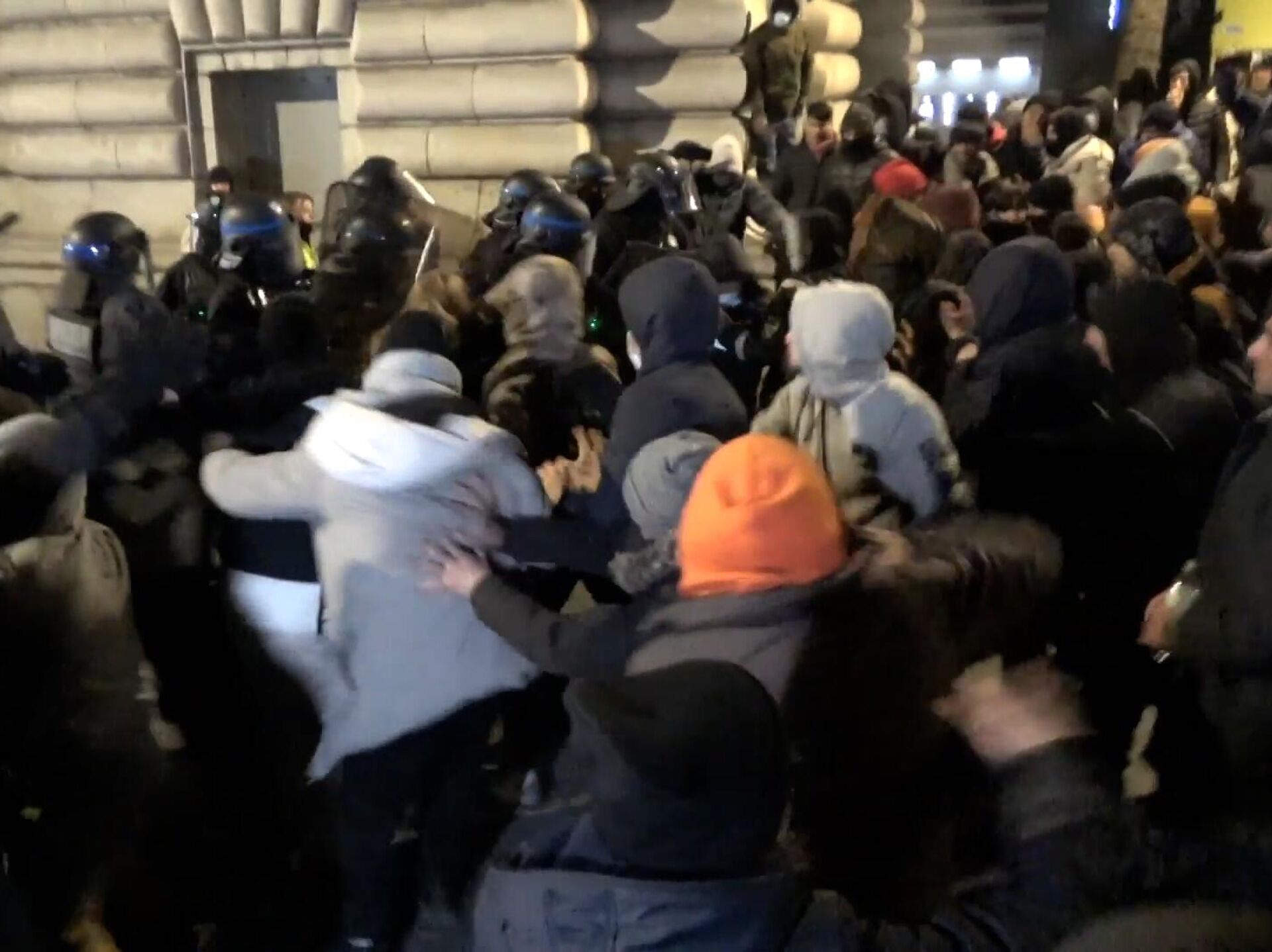 Беспорядки в городе после драки. Общественные беспорядки. Беспорядки в городе после драки. Беспорядки в городе после драки. Общественные беспорядки.