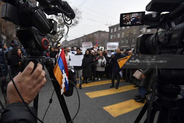 Акция с требованием разблокировки Лачинского коридора у посольства России (15 декабря 2022). Еревaн - Sputnik Армения