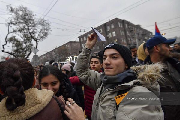 Участники акции с требованием разблокировки Лачинского коридора у посольства России пускают бумажные самолетики (15 декабря 2022). Еревaн - Sputnik Армения