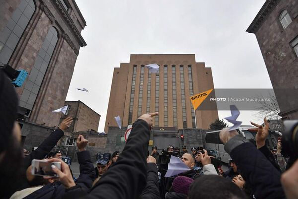 Участники акции с требованием разблокировки Лачинского коридора у посольства России пускают бумажные самолетики (15 декабря 2022). Еревaн - Sputnik Армения