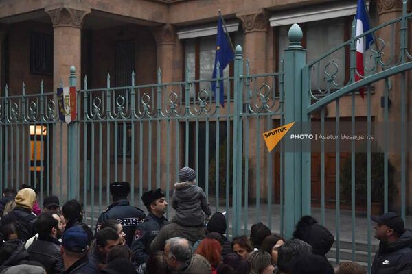 Участники акции с требованием разблокировки Лачинского коридора у посольства Франции пускают бумажные самолетики (15 декабря 2022). Еревaн - Sputnik Армения