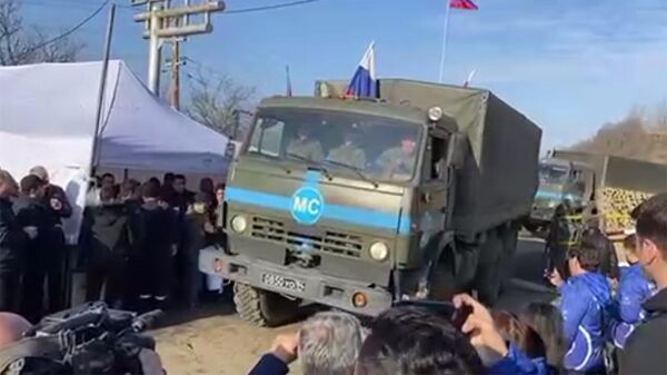 Очередная колонна автомобилей российских миротворцев с гуманитарным грузом проехала по лачинской дороге. - Sputnik Армения