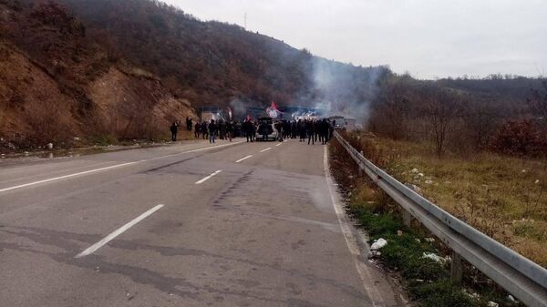 Сербы прошли через первую линию полицейского кордона на КПП Ярине, жгут фаеры и скандируют Косово - сердце Сербии - Sputnik Армения
