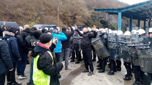 Сербы прошли через первую линию полицейского кордона на КПП Ярине, жгут фаеры и скандируют Косово - сердце Сербии - Sputnik Армения