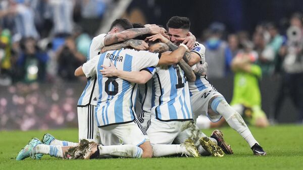 Футболисты сборной Аргентины празднуют победу в финальном матче чемпионата мира по футболу между сборными Аргентины и Франции (18 декабря 2022). Лусаиль - Sputnik Армения