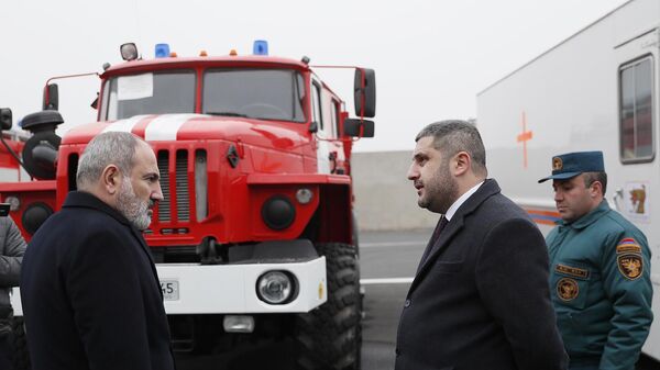 Премьер-министр Никол Пашинян и министр по чрезвычайным ситуациям Армен Памбухчян - Sputnik Армения