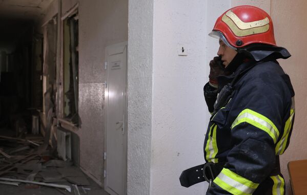 ԴԺՀ ԱԻՆ փրկարարական ծառայության աշխատակիցը հրետակոծությունից հետո՝ հիվանդանոցի շենքում - Sputnik Արմենիա