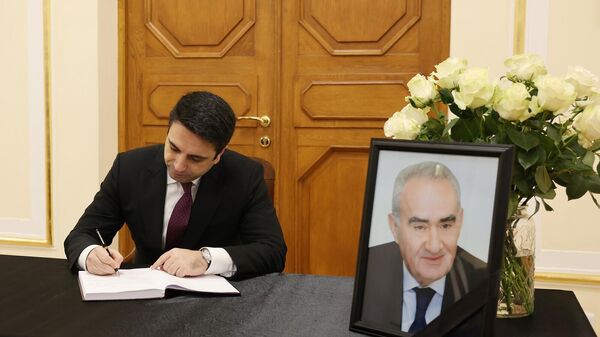 Председатель Национального собрания Ален Симонян оставляет запись в памятной книге, открытой в память о бывшем спикере Галусте Саакяне (20 декабря 2022). Еревaн - Sputnik Армения