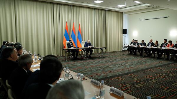 ՀՀ վարչապետ Նիկոլ Փաշինյանը Ջերմուկում հանդիպում է ունեցել Արտաքին գործերի նախարարության կենտրոնական ապարատի և օտարերկրյա պետություններում ՀՀ դիվանագիտական ծառայության մարմինների ղեկավարների հետ - Sputnik Արմենիա