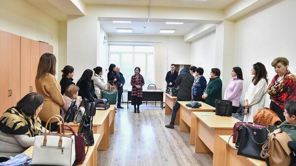 Министр ОНКС Жанна Андреасян встретилась с арцахскими детьми, оставшимися в Армении вследствие перекрытия дороги в Бердзоре (21 декабря 2022). Горис - Sputnik Армения
