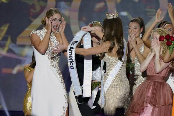 Мисс Висконсин Грейс Станке (слева) получает титул Мисс Америка 2023 от Мисс Америка 2022 Эммы Бройлс - Sputnik Армения