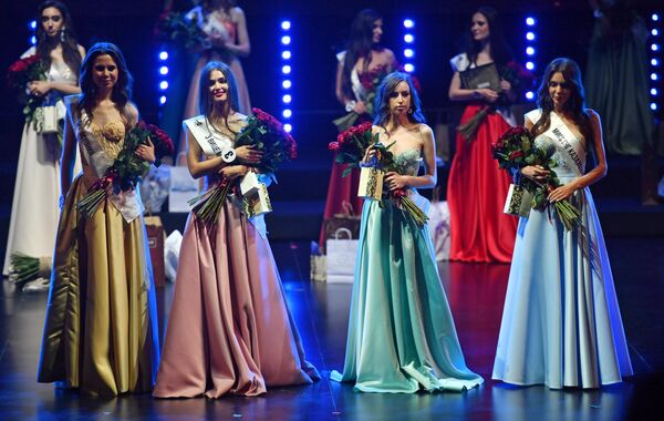 Справа - победительница конкурса &quot;Мисс СНГ-2022&quot; Диана Перханова (Казахстан) на церемонии награждения в Армении  - Sputnik Армения