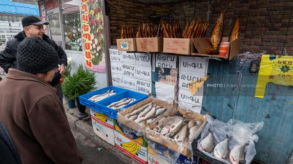 Уличная торговля рыбой - Sputnik Армения