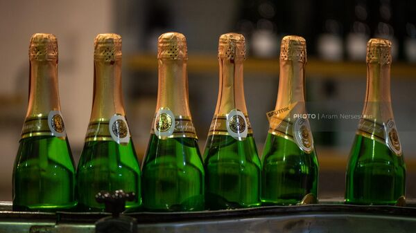 Шампанское на конвейере в Ереванском заводе шампанских вин - Sputnik Армения