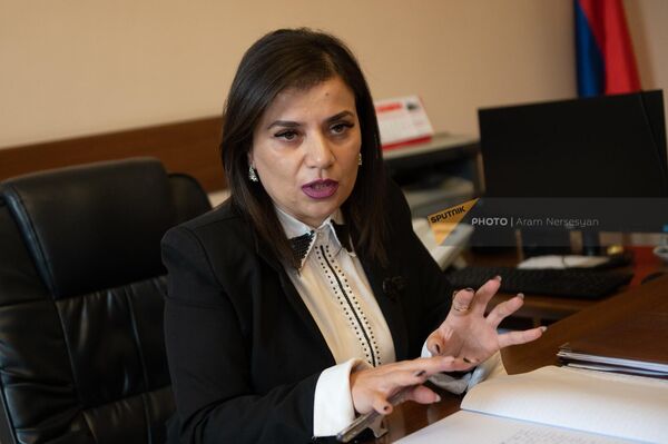 Первая женщина-шеф полиции подполковник Мелине Егшатян у себя в кабинете - Sputnik Армения