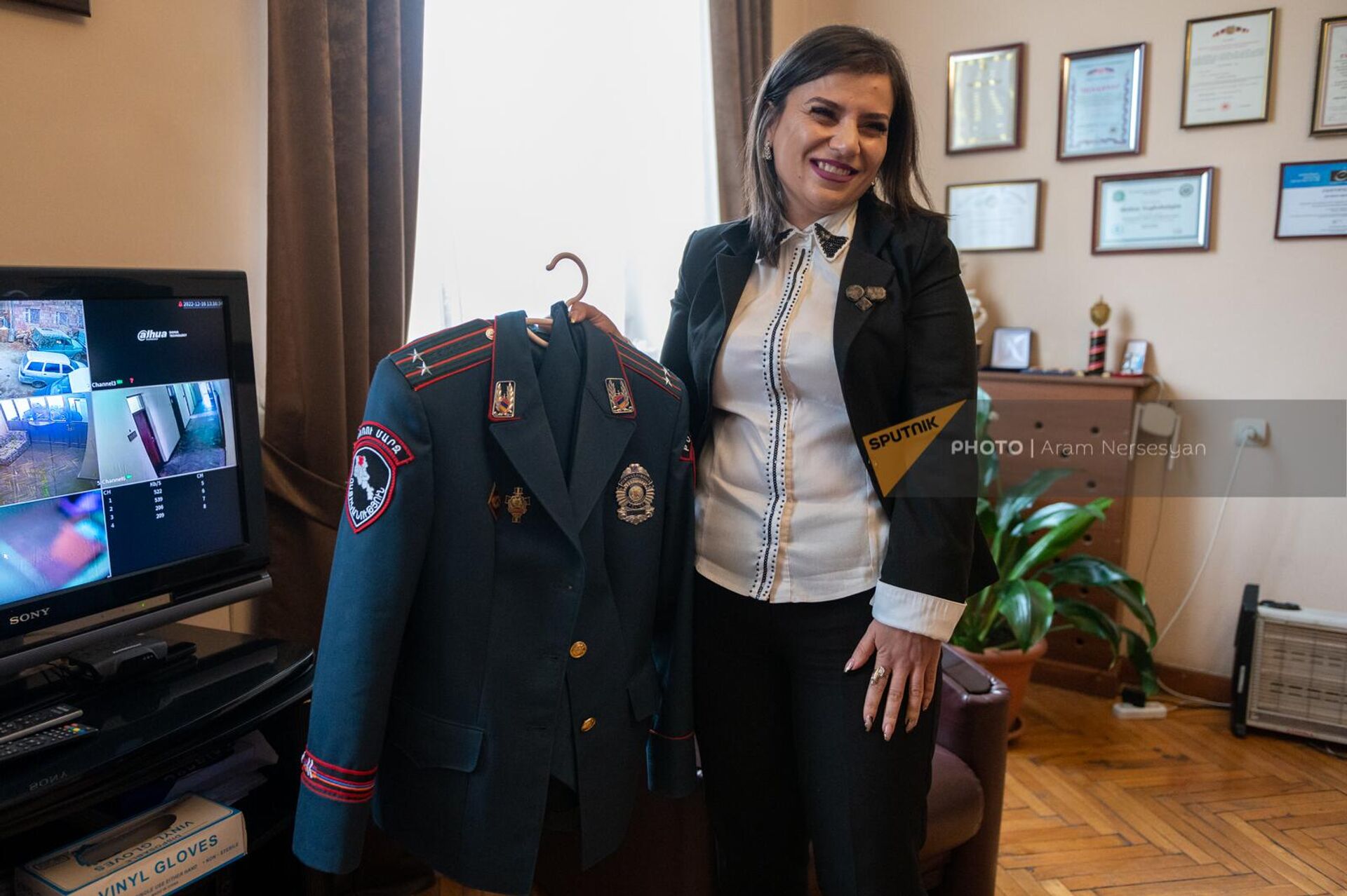 Первая женщина-шеф полиции подполковник Мелине Егшатян показывает свою форму - Sputnik Армения, 1920, 22.12.2022