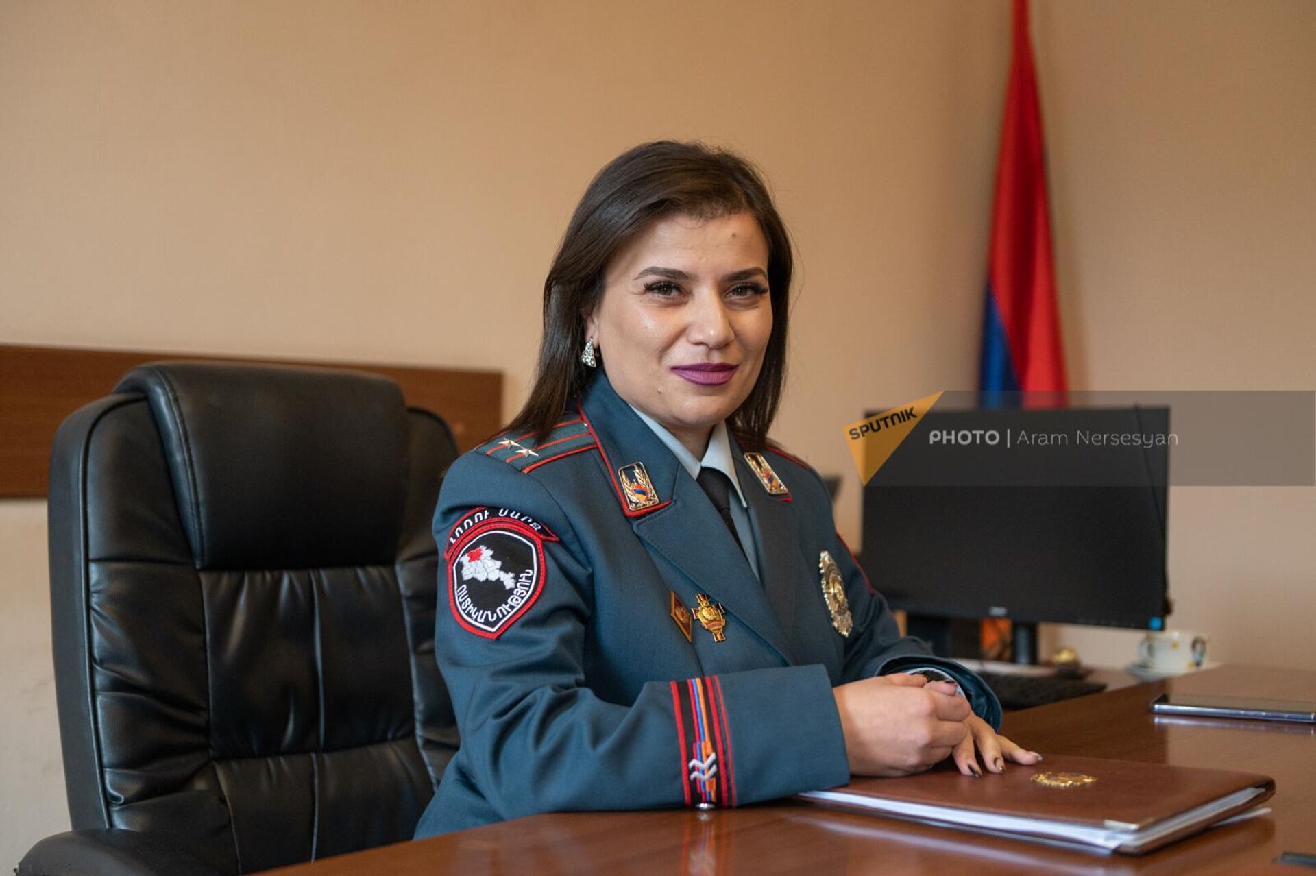 Первая женщина-шеф полиции подполковник Мелине Егшатян у себя в кабинете - Sputnik Армения, 1920, 22.12.2022