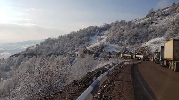 Спасатели при помощи буксировки вытащили 27 грузовых автомобиля, застрявших у села Верин Хотанян (22 декабря 2022). Сюник - Sputnik Армения