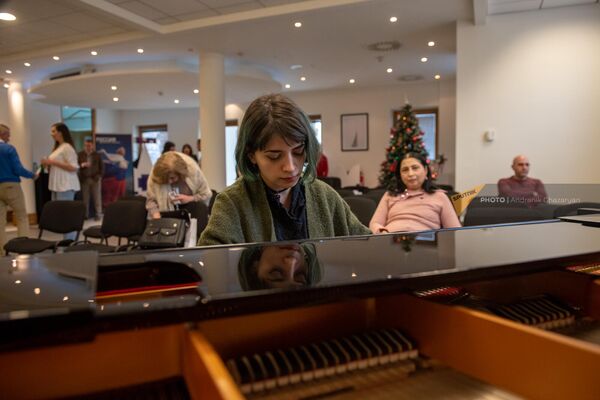 Пианистка Гаяне Асланян на встрече с творческой интеллигенцией в Русском Доме (23 декабря 2022). Еревaн - Sputnik Армения