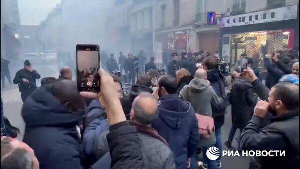 Парижская полиция применила слезоточивый газ для разгона собравшихся на месте стрельбы у курдского центра - Sputnik Армения