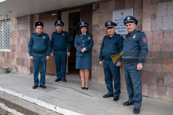 Первая женщина-шеф полиции подполковник Мелине Егшатян с сотрудниками в отделении полиции - Sputnik Армения