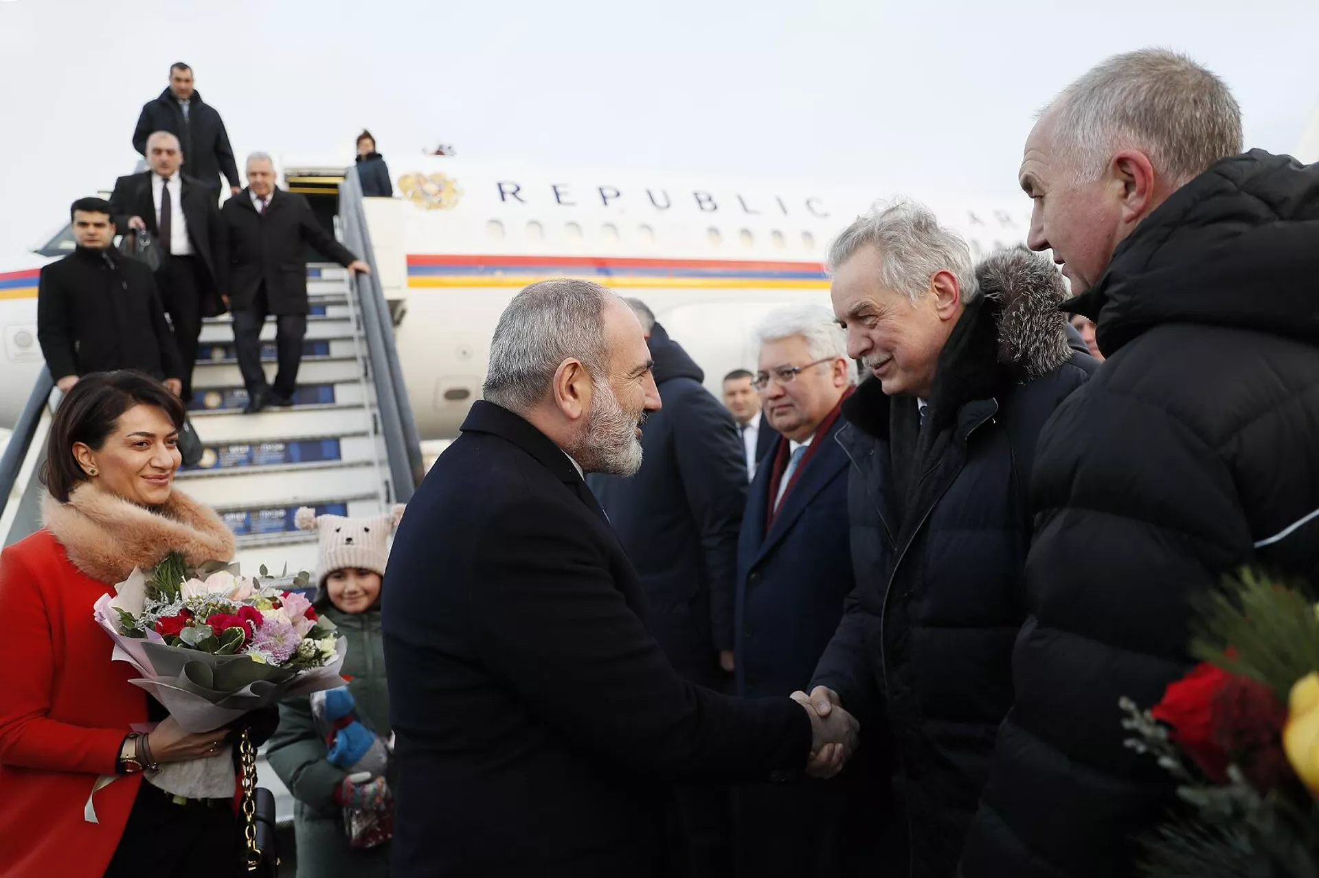 Премьер-министр Никол Пашинян прибыл с рабочим визитом в Российскую Федерацию с супругой Анной Акопян и дочерью (26 декабря 2022). Санкт-Петербург - Sputnik Армения, 1920, 26.12.2022