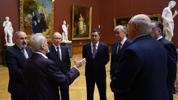 Участники традиционной неформальной встречи лидеров государств - участников СНГ на экскурсии в Русском музее в Санкт-Петербурге (27 декабря 2022). Санкт-Петербург - Sputnik Армения