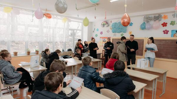 Ֆիոլետովո և Լերմոնտովո գյուղերի երեխաներն ամանորյա նվերներ են ստացել ռուս դիվանագետներից - Sputnik Արմենիա