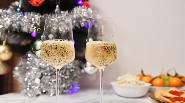 Бокалы с шампанским на новогоднем столе - Sputnik Армения