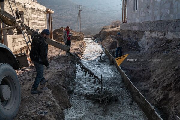 Աշխատողները Սյունիքի մարզի Շուռնուխ գյուղի նոր թաղամասի շինհրապարակում - Sputnik Արմենիա