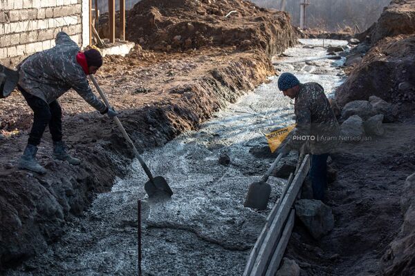 Рабочие на стройплощадке в новом квартале села Шурнух, Сюникская область Рабочие на стройплощадке в новом квартале села Шурнух, Сюникская область - Sputnik Армения