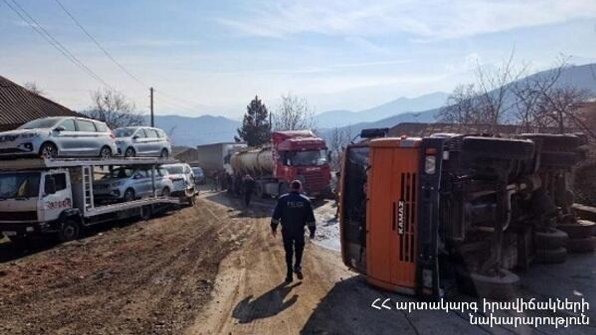Перевернувшийся грузовик возле села Верин Хотанан (27 декабря 2022). Сюник - Sputnik Армения, 1920, 27.12.2022