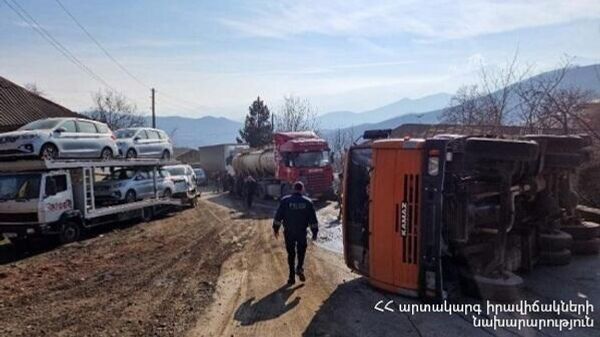 Перевернувшийся грузовик возле села Верин Хотанан (27 декабря 2022). Сюник - Sputnik Армения