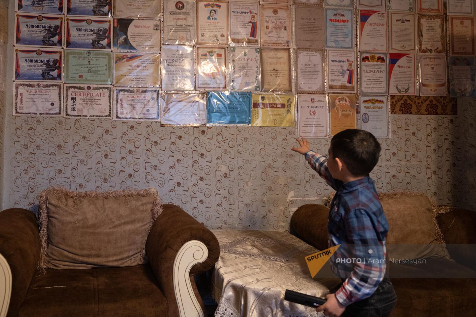 Семилетний Лео Мосинян показывает грамоты и сертификаты старшего брата Сарибека - Sputnik Արմենիա, 1920, 29.12.2022