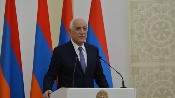 Президент Ваагн Хачатурян выступает на приеме, организованном для представителей системы государственного управления (29 декабря 2022). Еревaн - Sputnik Армения