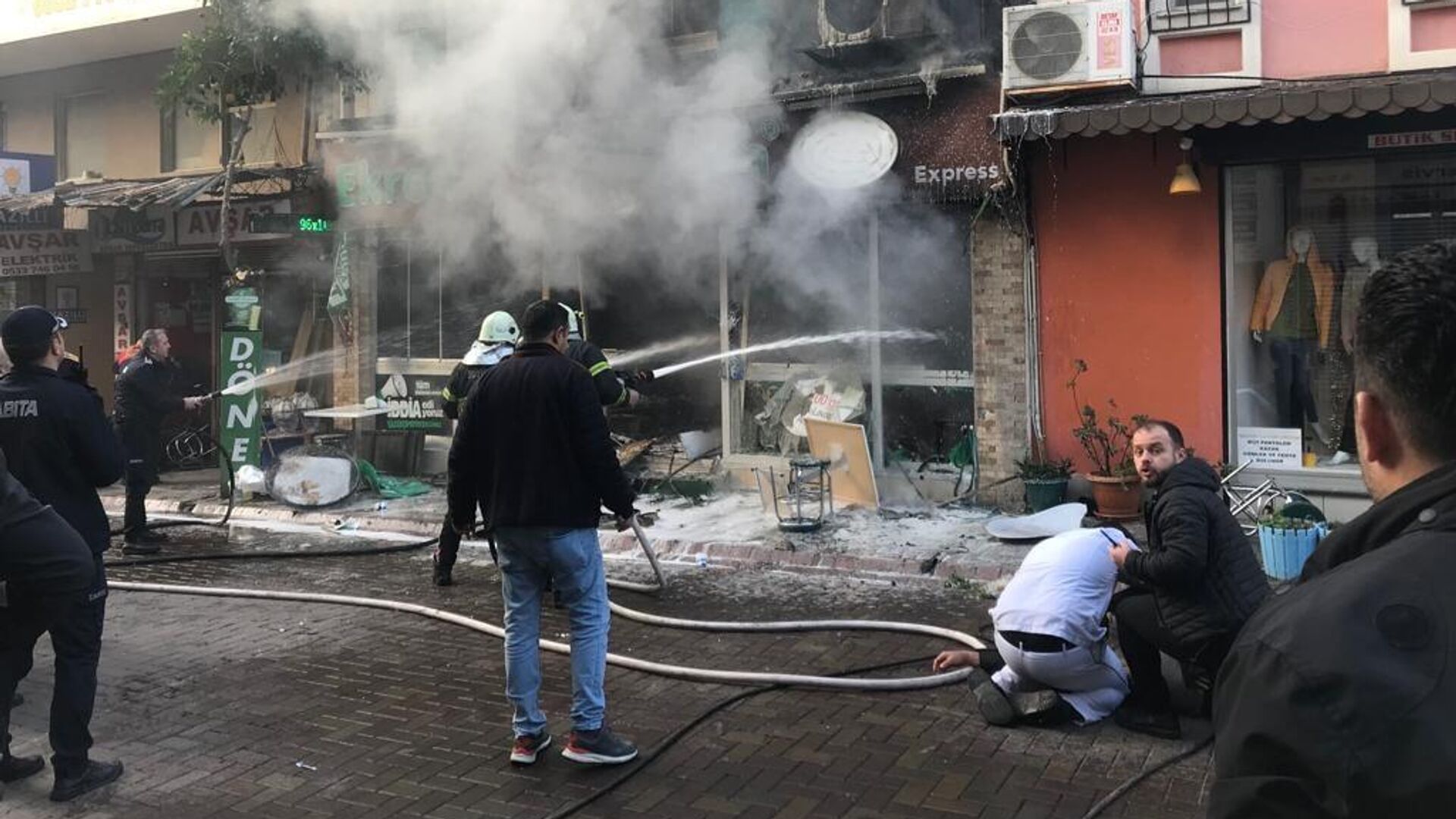 Спасатели на месте взрыва у ресторана Айдын (30 декабря 2022). Турция - Sputnik Армения, 1920, 30.12.2022