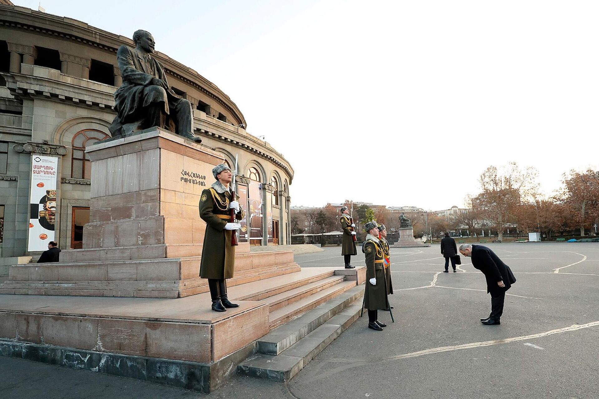 Премьер-министр Никол Пашинян посетил Кольцевой парк, площадь Свободы и пантеон имени Комитаса, почтил память великих армян (31 декабря 2022). Еревaн - Sputnik Արմենիա, 1920, 31.12.2022