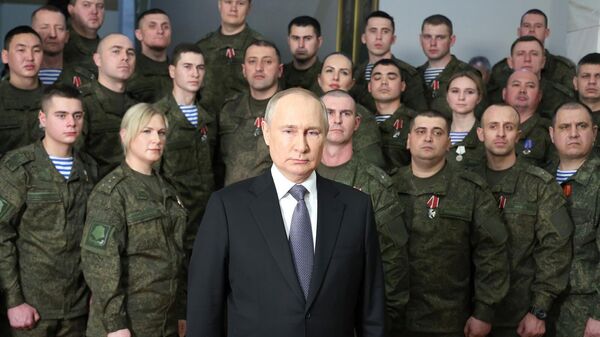Президент России Владимир Путин выступил с новогодним обращением в окружении военнослужащих - Sputnik Армения