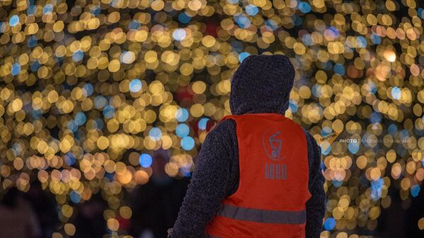 Сотрудницы коммунальных служб убирают площадь Республики в Новогоднюю ночь - Sputnik Армения