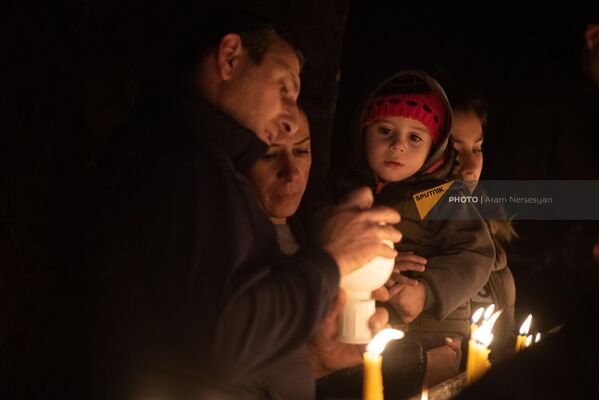 Прихожане зажигают свечи в монастыре Хор Вирап  - Sputnik Армения